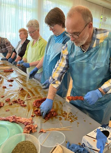 Die Souvlakia werden vorbereitet.