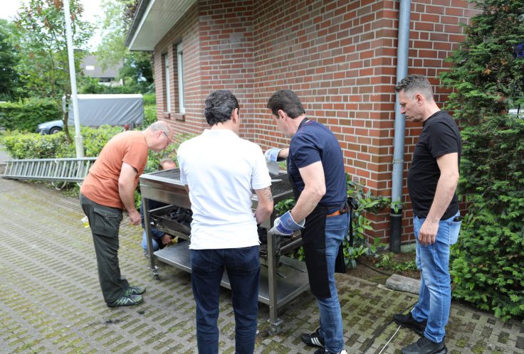 Die Souvlakia sind Team-Arbeit.