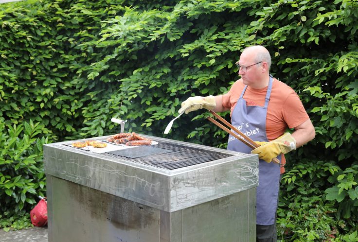 Der Griller in höchster Konzentration.