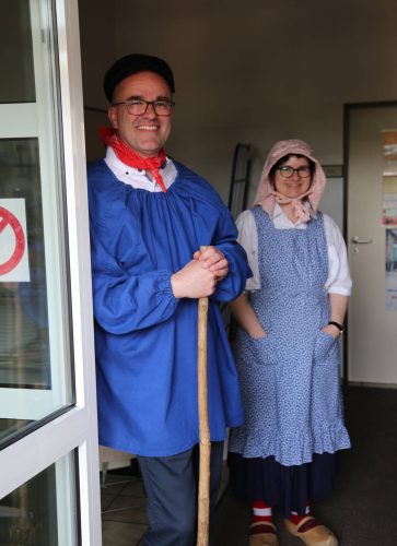 Pfarrer André Pollmann und Pfarrerin Mandy Liebetrau warten auf ihren Auftritt.