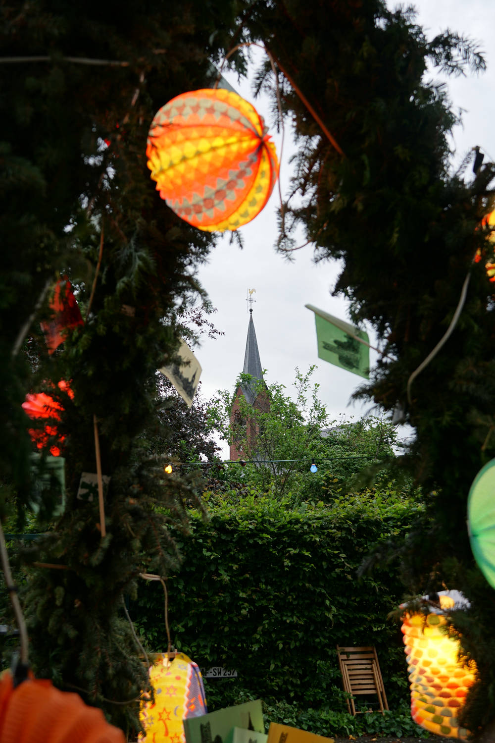 Unser Pfingstenkranz im Schatten der Stadtkirche.