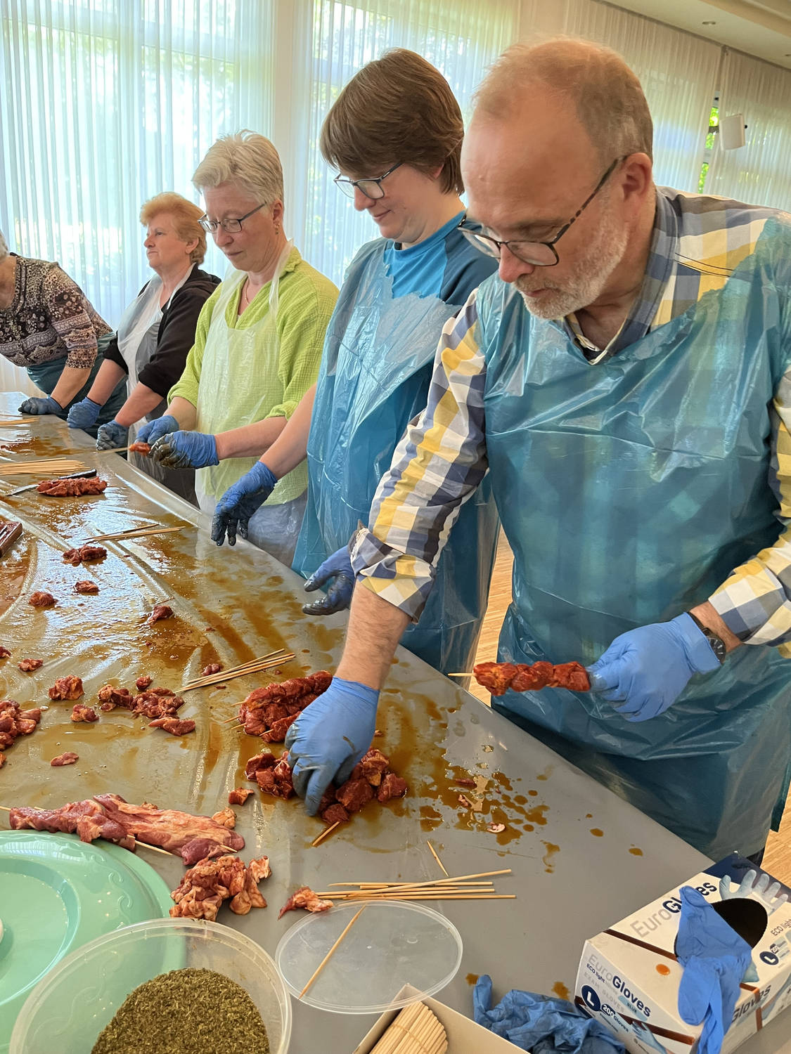 Die Souvlakia werden vorbereitet.