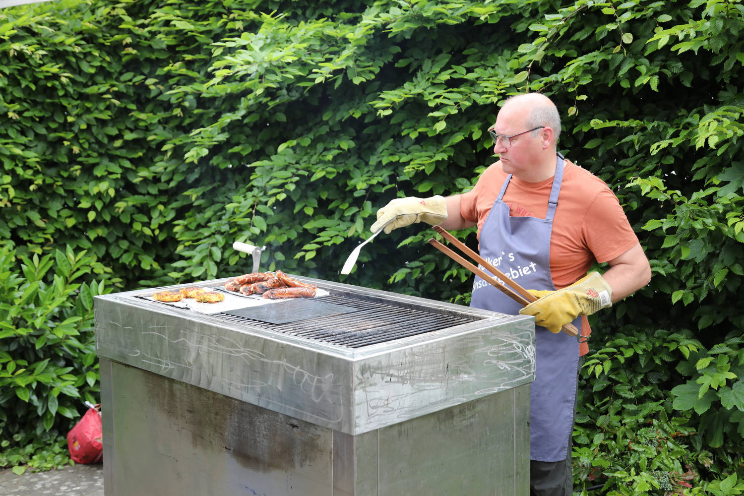 Der Griller in höchster Konzentration.
