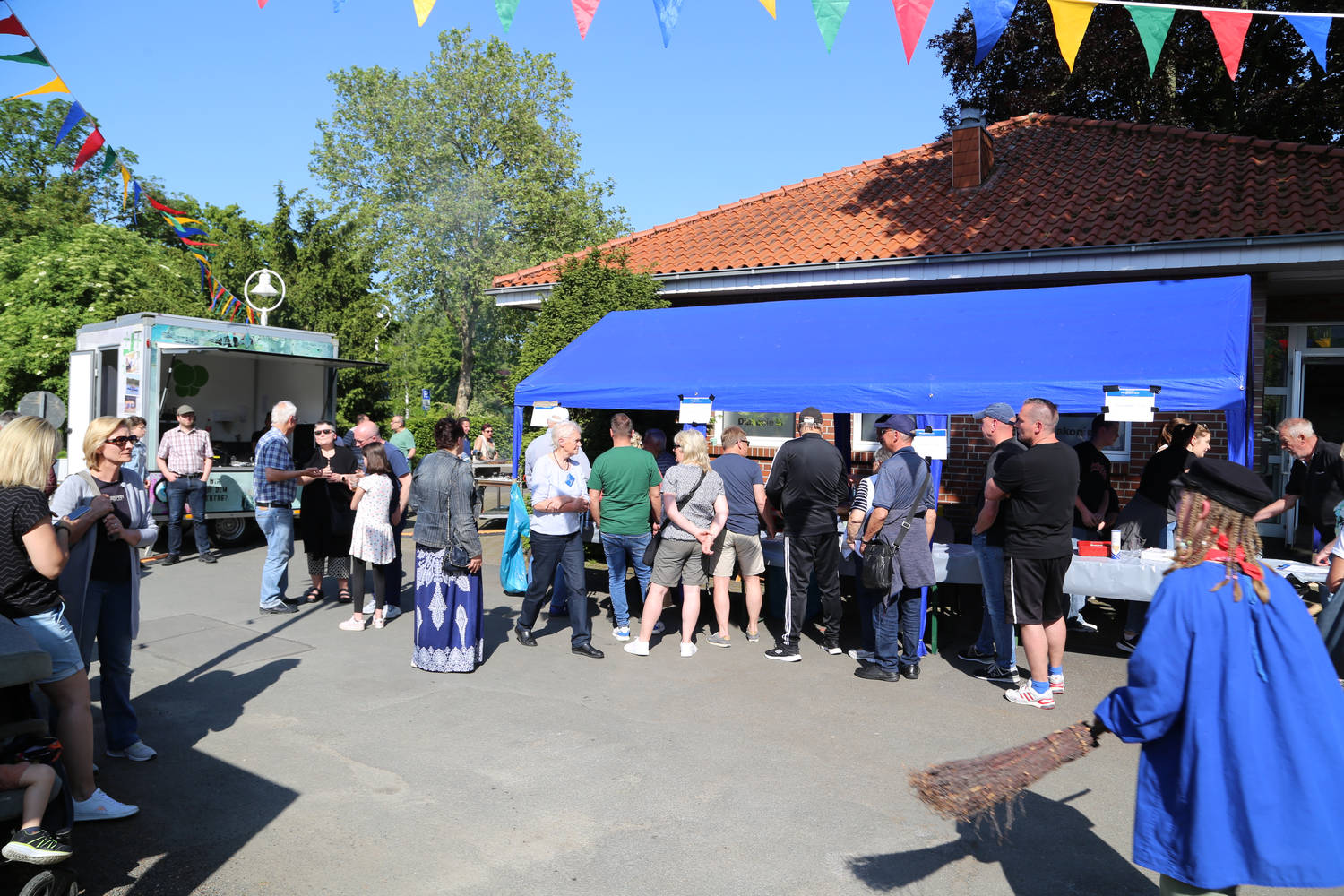 Andrang am Souvlaki-Stand.