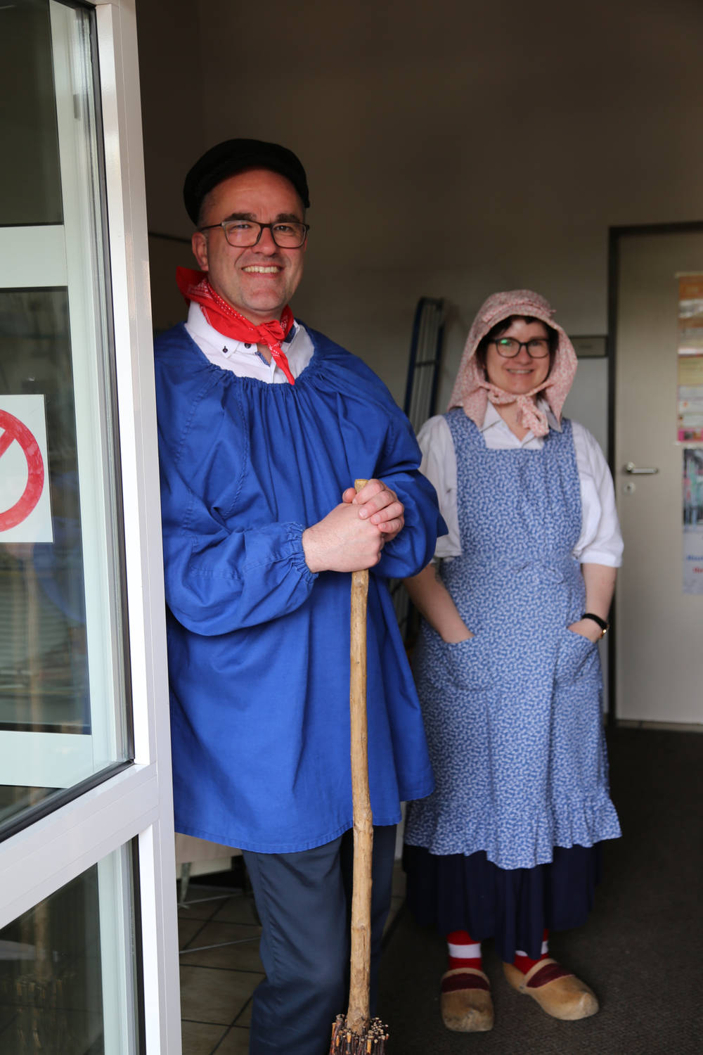 Pfarrer André Pollmann und Pfarrerin Mandy Liebetrau warten auf ihren Auftritt.